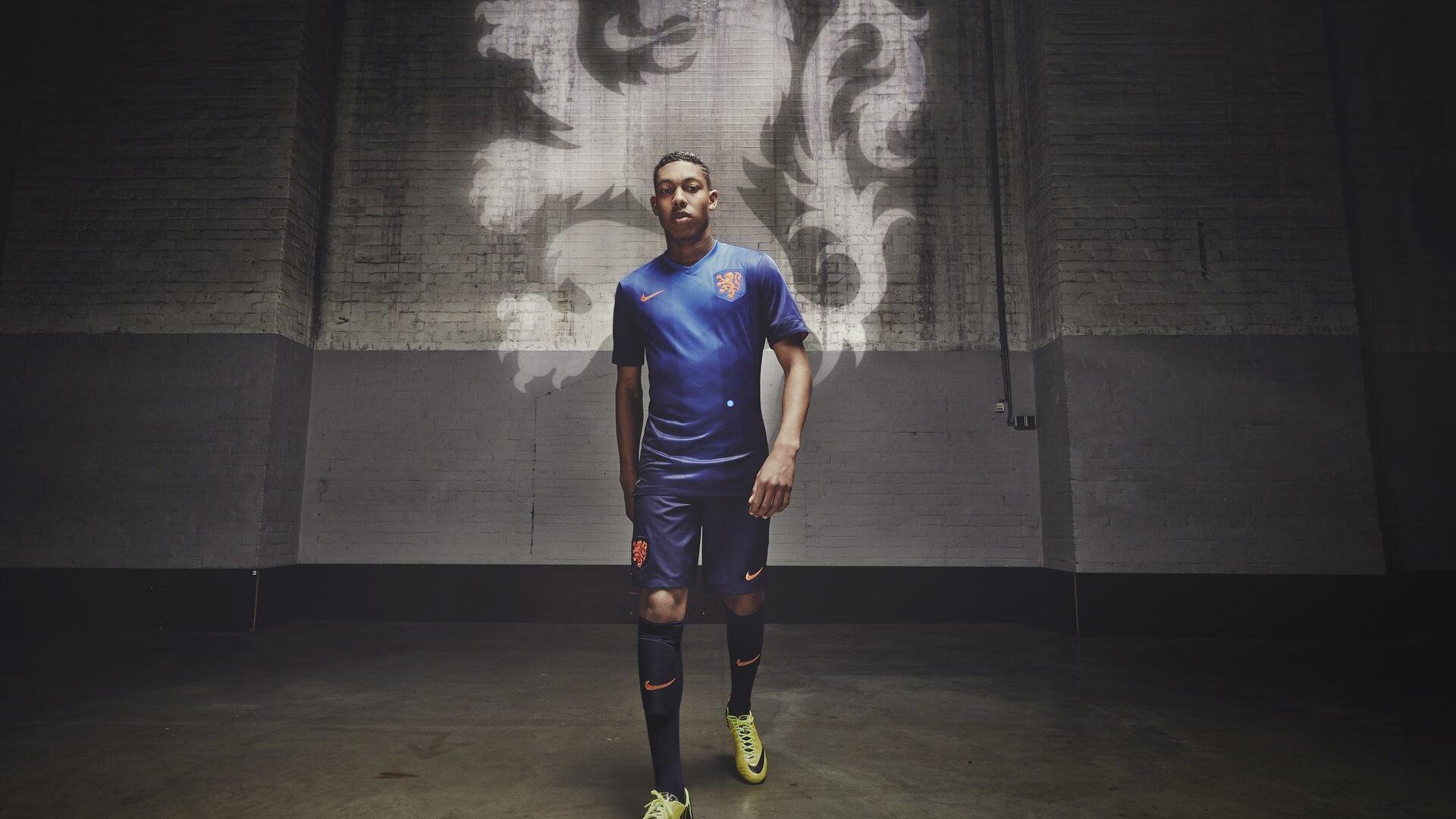 周四意甲焦点战，科莫防守堡垒迎击AC米兰边路闪电突击，攻防大战一触即发